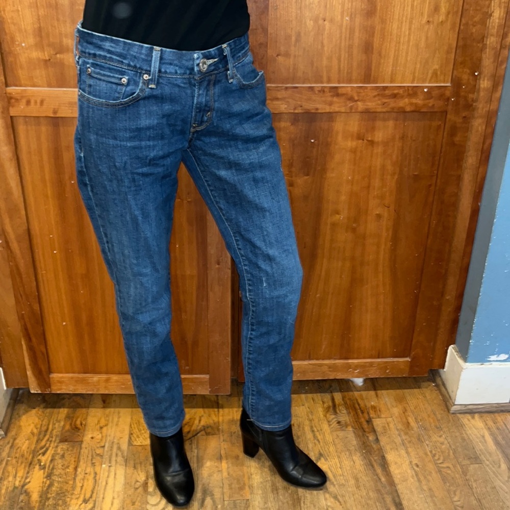 Levi’s 545 low rise skinny jeans. Size 4